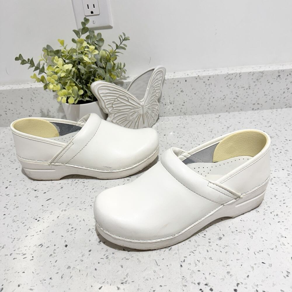 Dansko Profesional White Leather Clogs Size 39 Nursing School Medical
